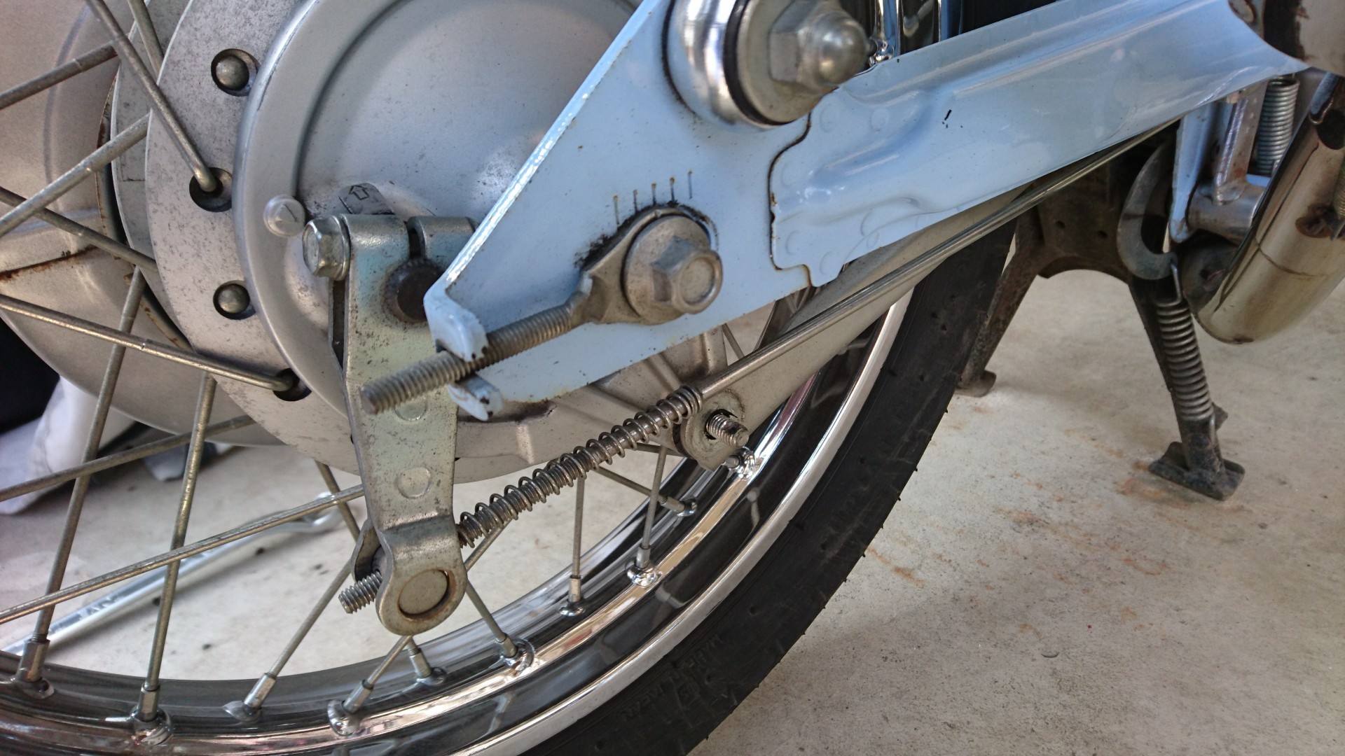 リトルカブタイヤ交換 Dj椿の独り言